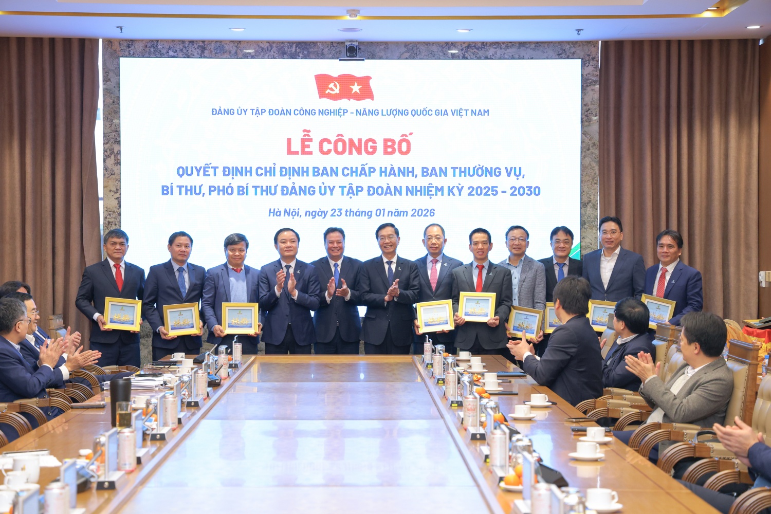 Lãnh đạo Đảng ủy Bộ Tài chính, lãnh đạo Petrovietnam ghi nhận những đóng góp của các đồng chí nguyên Ủy viên Ban Chấp hành Đảng bộ Tập đoàn