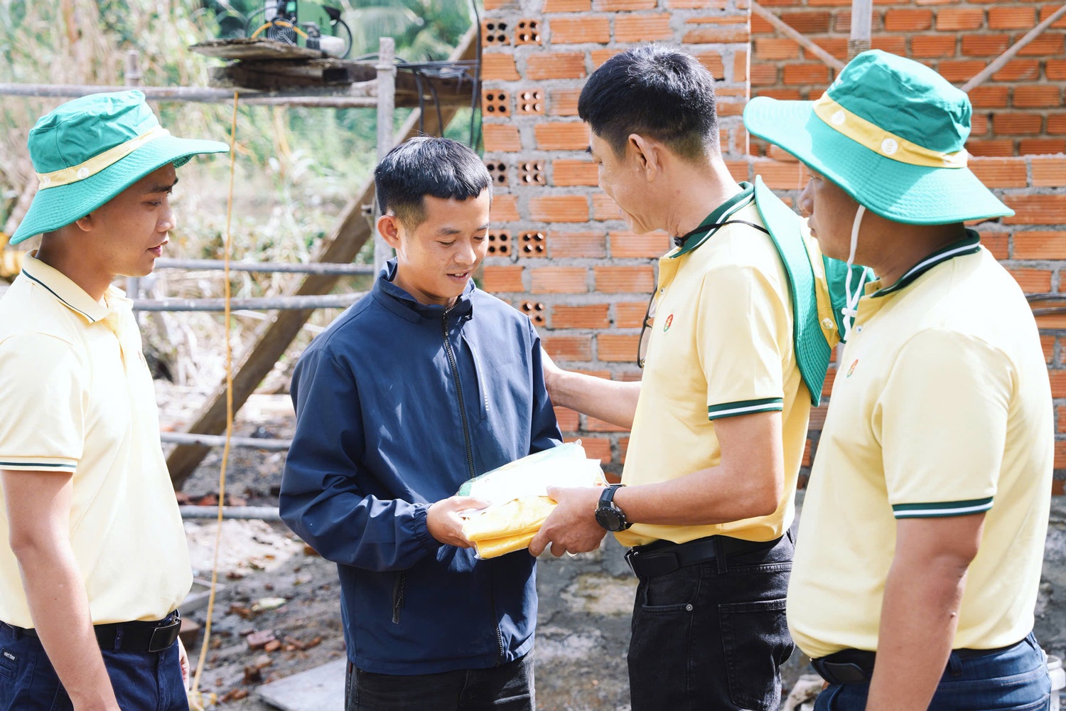 Người lao động PVCFC, đơn vị thành viên của Petrovietnam động viên người dân Khánh Hòa trong quá trình hỗ trợ xây dựng lại nhà sau mưa lũ cho đồng bào