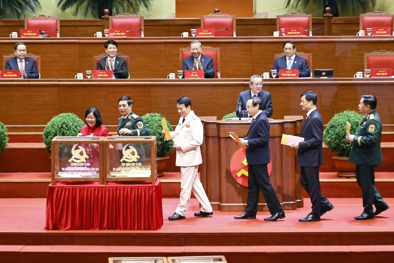 Lãnh đạo Đảng, Nhà nước bỏ phiếu bầu Ban chấp hành Trung ương khóa mới. (Ảnh: TTXVN)