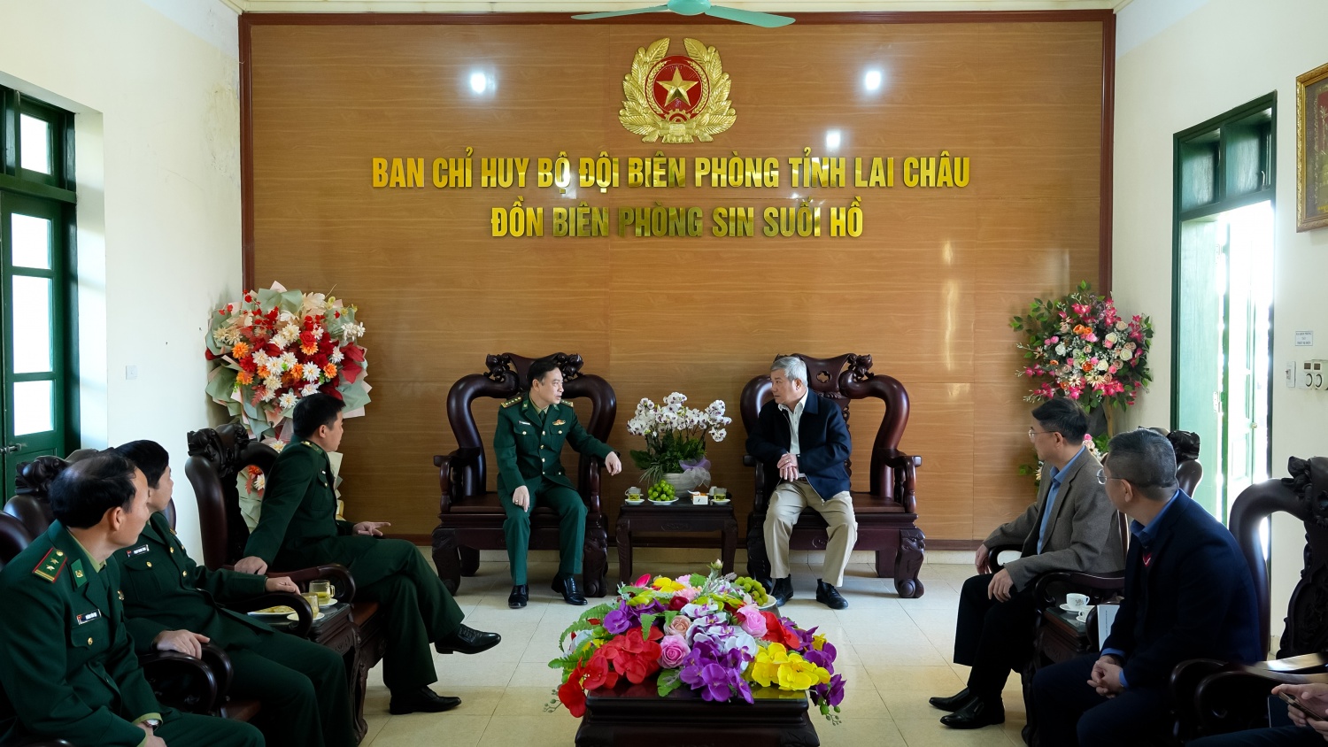 Đồng chí Đỗ Chí Thanh - Phó Tổng Giám đốc Petrovietnam trao đổi cùng Đại tá Nguyễn Văn Hưng - Chính ủy, Ban chỉ huy Bộ đôi biên phòng tỉnh Lai Châu.