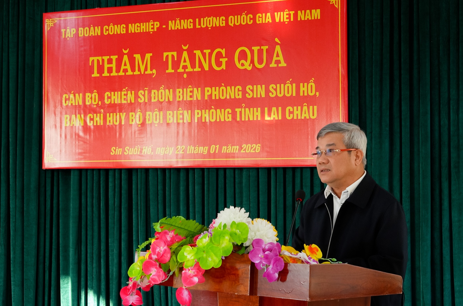 Đồng chí Đỗ Chí Thanh - Phó Tổng Giám đốc Petrovietnam gửi lời thăm hỏi ân cần, lời chúc mừng năm mới tốt đẹp tới cán bộ, chiến sĩ Đồn Biên phòng Sin Suối Hồ