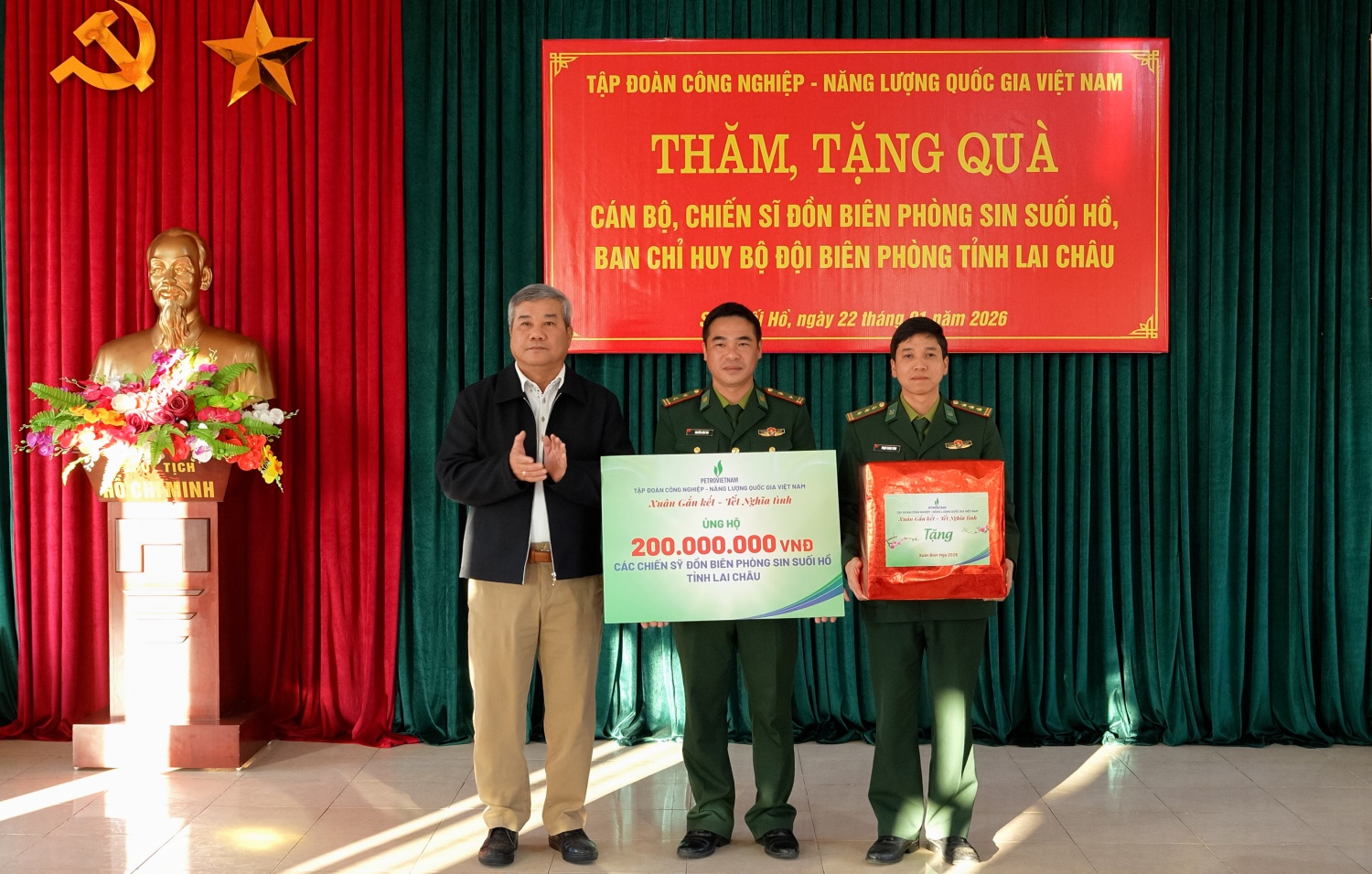 Phó Tổng Giám đốc Petrovietnam Đỗ Chí Thanh trao tặng quà và hỗ trợ cho cán bộ, chiến sĩ Đồn Biên phòng Sin Suối Hồ