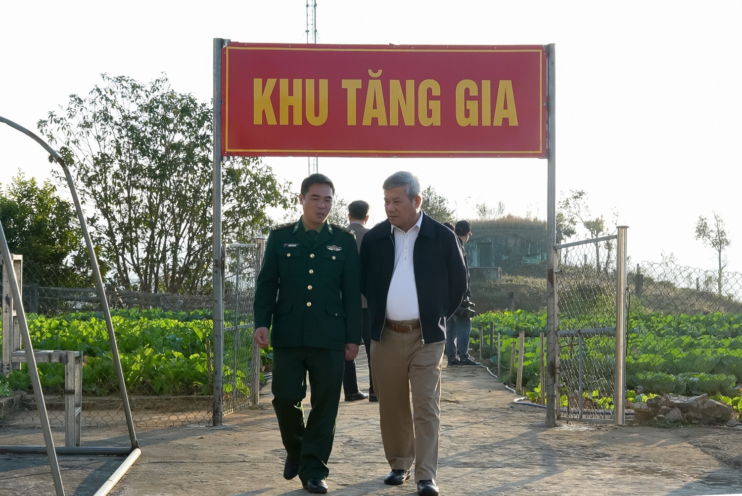 Đoàn công tác Petrovietnam tham quan trụ sở làm việc, khu tăng gia sản xuất của cán bộ, chiến sĩ Đồn Biên phòng Sin Suối Hồ.