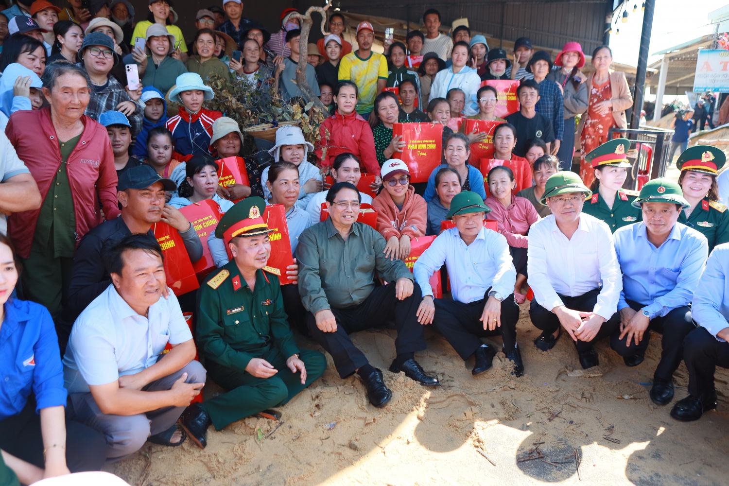 Thủ tướng Chính phủ Phạm Minh Chính thăm hỏi và động viên người dân Gia Lai bị thiệt hại do thiên tai cuối năm 2025.