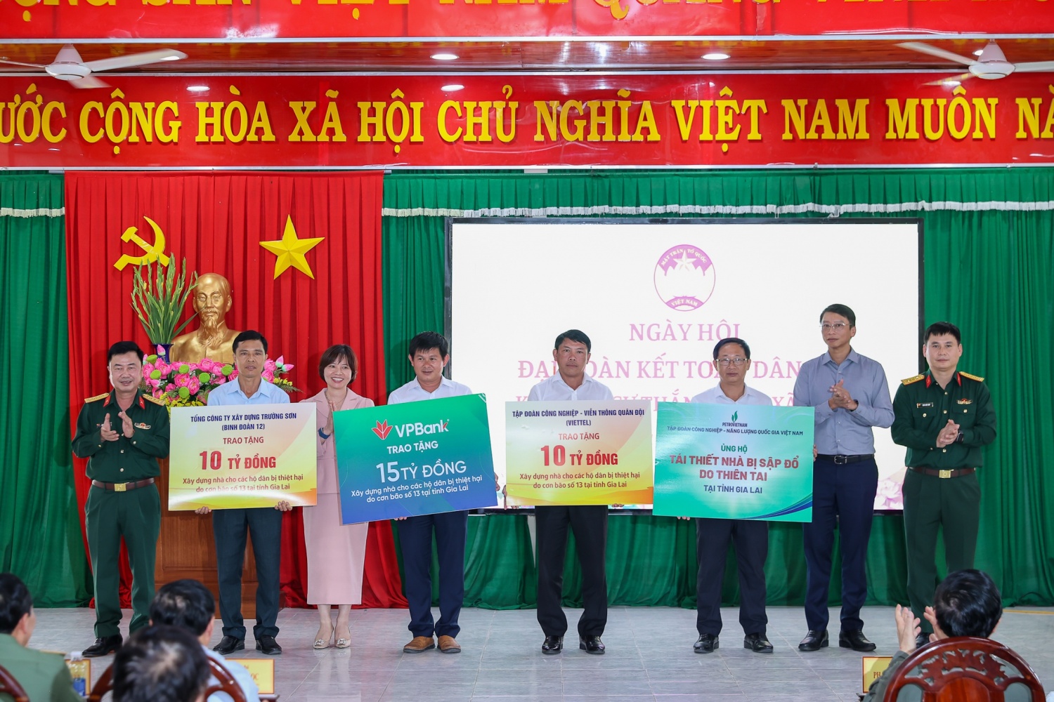 Petrovietnam đồng hành cùng Chính phủ và địa phương trong công tác an sinh xã hội, đóng góp nguồn lực thiết thực giúp người dân miền Trung – Tây Nguyên sớm vượt qua khó khăn, ổn định cuộc sống sau thiên tai. Ảnh: Thành viên HĐTV Petrovietnam Trần Hồng Nam trao hỗ trợ tái thiết nhà bị sập đổ do thiên tai tại tỉnh Gia Lai.