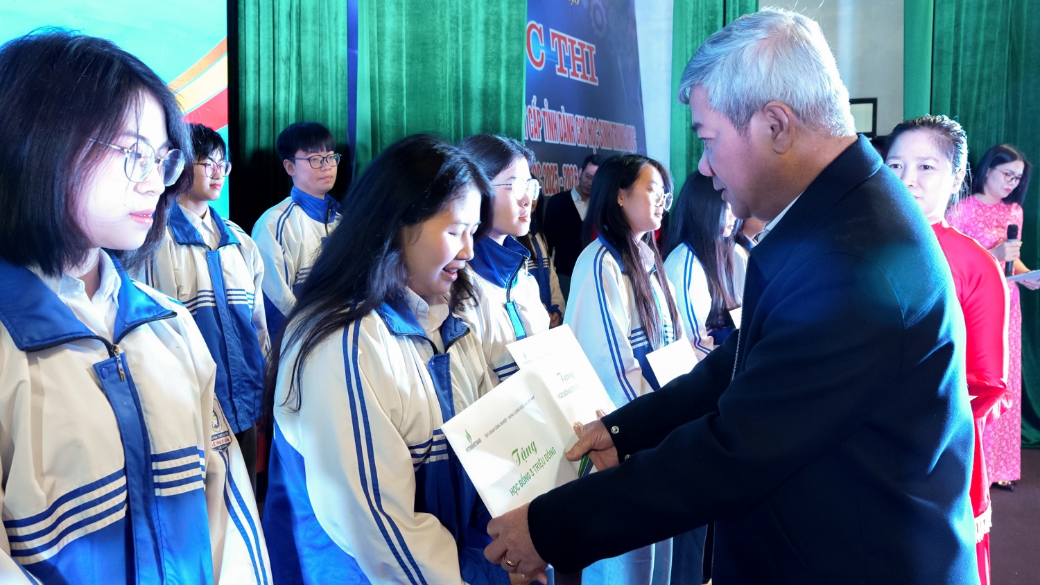 Đồng chí Đỗ Chí Thanh trao học bổng cho các em học sinh Trường THPT chuyên Lê Quý Đôn.