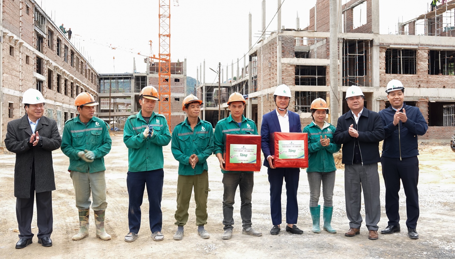 Đoàn công tác tặng quà động viên chủ đầu tư và công nhân đang triển khai thực hiện dự án.