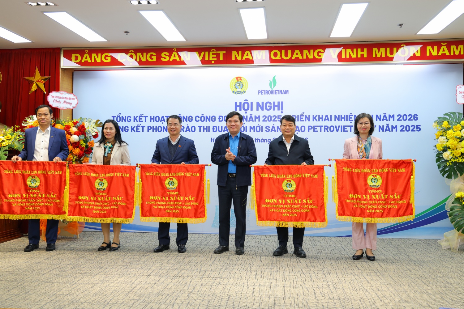 Đồng chí Nguyễn Xuân Hùng, Phó Chủ tịch Tổng Liên đoàn Lao động Việt Nam trao tặng Cờ thi đua cho các tập thể có thành tích xuất sắc.