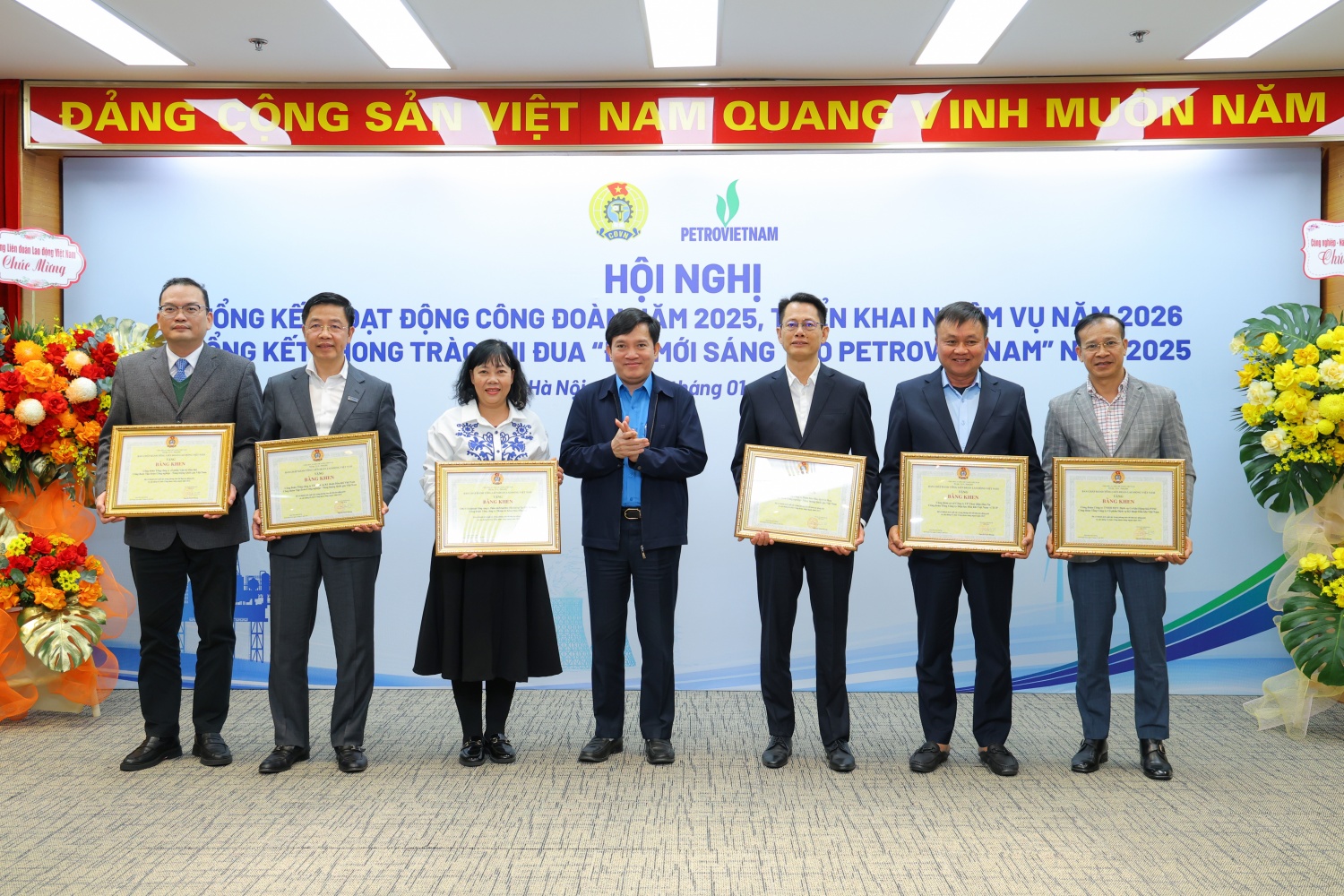 Đồng chí Nguyễn Xuân Hùng, Phó Chủ tịch Tổng Liên đoàn Lao động Việt Nam trao tặng Bằng khen cho các tập thể xuất sắc.