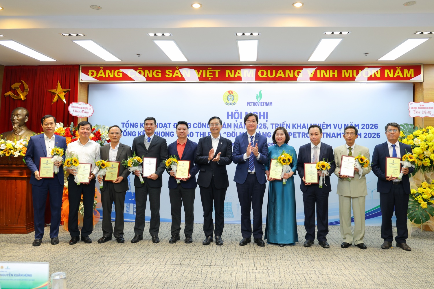 Đồng chí Trần Quang Dũng, Phó Bí thư thường trực Đảng ủy Petrovietnam và đồng chí Nguyễn Mạnh Kha, Chủ tịch Công đoàn Petrovietnam trao danh hiệu “Cán bộ Công đoàn Petrovietnam tiêu biểu năm 2025” cho các cá nhân.
