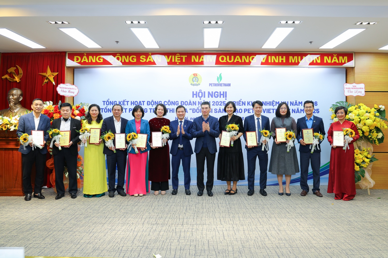 Đồng chí Dương Mạnh Sơn, Phó Tổng Giám đốc Petrovietnam và đồng chí Vũ Anh Tuấn, Phó Chủ tịch Công đoàn Petrovietnam trao danh hiệu “Cán bộ Công đoàn Petrovietnam tiêu biểu năm 2025” cho các cá nhân.