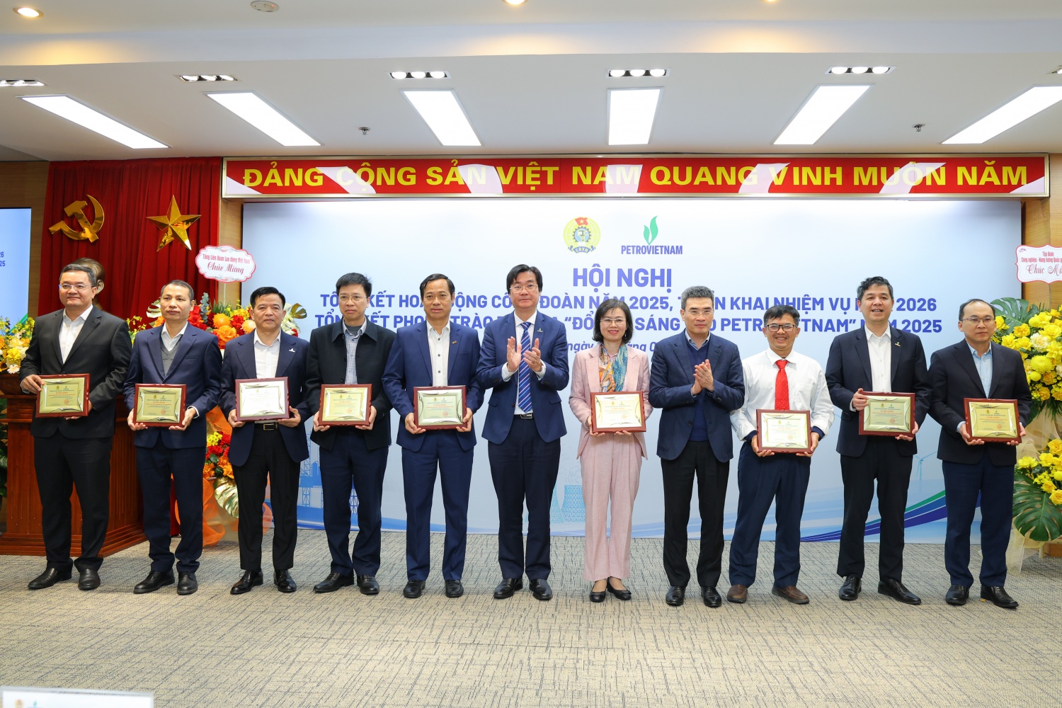 Đồng chí Dương Mạnh Sơn, Phó Tổng Giám đốc Petrovietnam và đồng chí Nguyễn Mạnh Kha, Chủ tịch Công đoàn Petrovietnam trao khen thưởng cho đại diện các tập thể xuất sắc trong phong trào thi đua “Đổi mới sáng tạo Petrovietnam”