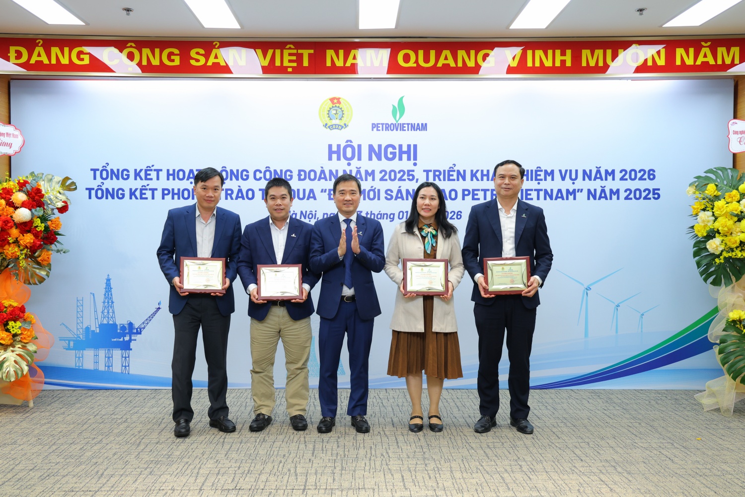 Đồng chí Vũ Anh Tuấn, Phó Chủ tịch Công đoàn Petrovietnam trao khen thưởng cho đại diện các tập thể tiêu biểu trong phong trào thi đua “Đổi mới sáng tạo Petrovietnam”