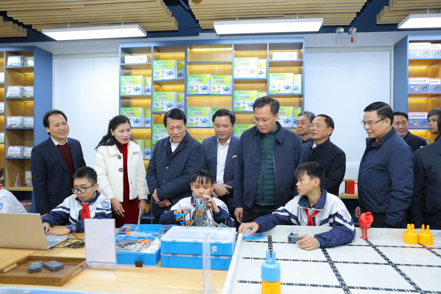Đoàn công tác tham quan phòng STEM tại Trường THCS Hiệp Cường 1.