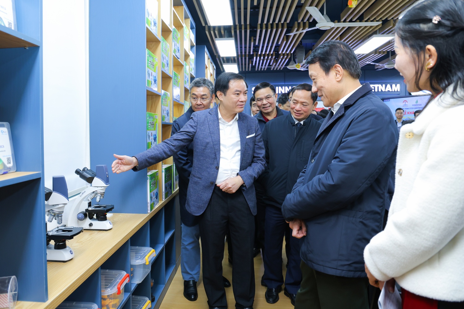 Đồng chí Lê Ngọc Sơn, Bí thư Đảng ủy, Chủ tịch HĐTV Petrovietnam giới thiệu với đoàn công tác về chương trình STEM Innovation Petrovietnam cùng các hoạt động triển khai trong thời gian qua.