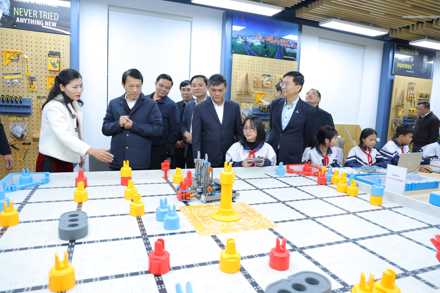 Lãnh đạo Bộ Công an, Bộ Công Thương, Petrovietnam tham quan phòng STEM tại Trường THCS Hiệp Cường 1.