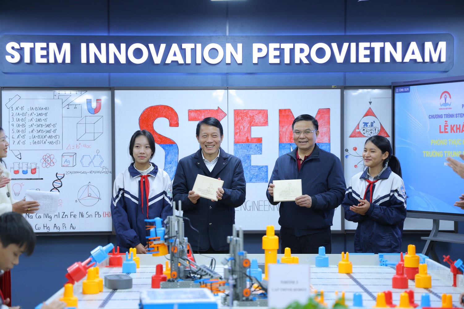 Các em học sinh tặng quà lưu niệm cho Bộ trưởng Bộ Công an Lương Tam Quang và Quyền Bộ trưởng Bộ Công Thương Lê Mạnh Hùng.