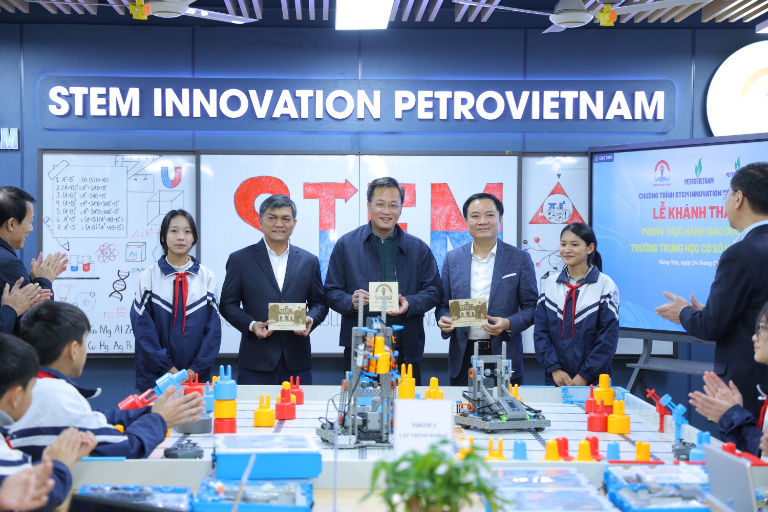 Các em học sinh tặng quà lưu niệm cho Bí thư Tỉnh ủy Hưng Yên Nguyễn Hữu Nghĩa, Chủ tịch HĐTV Petrovietnam Lê Ngọc Sơn và Tổng giám đốc PVCFC Văn Tiến Thanh.