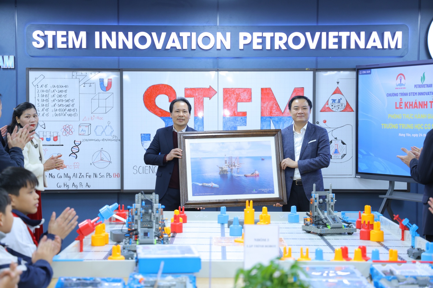 Thay mặt lãnh đạo Petrovietnam, Chủ tịch HĐTV Petrovietnam Lê Ngọc Sơn tặng quà lưu niệm cho thầy trò Trường THCS Hiệp Cường 1.