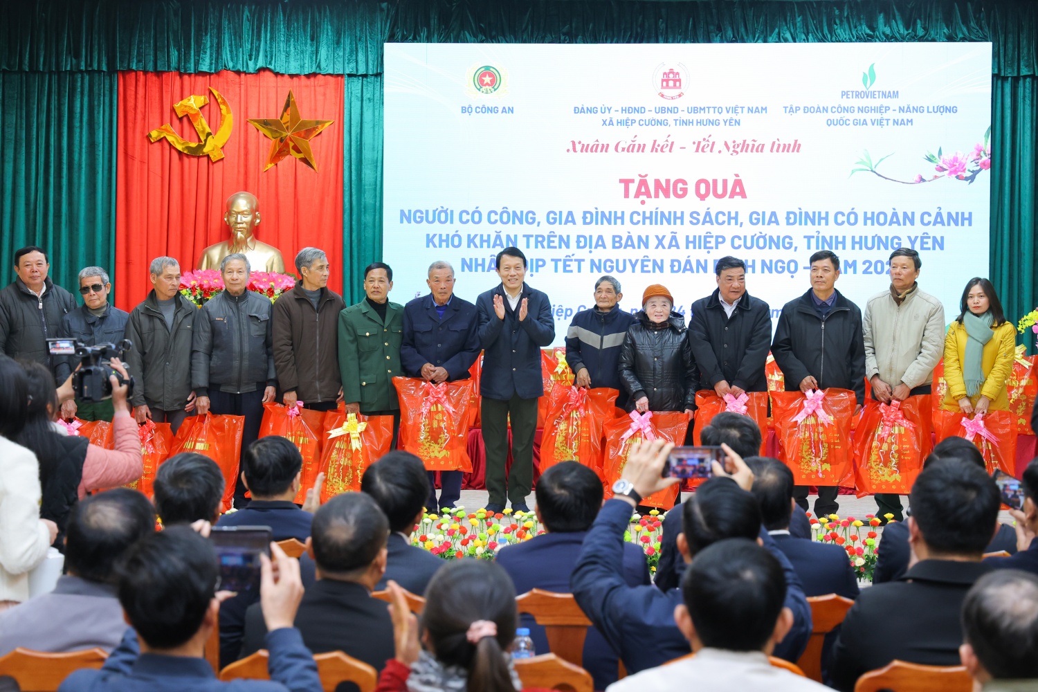 Đại tướng Lương Tam Quang trao quà Tết cho người có công, đại diện gia đình chính sách, gia đình có hoàn cảnh khó khăn.