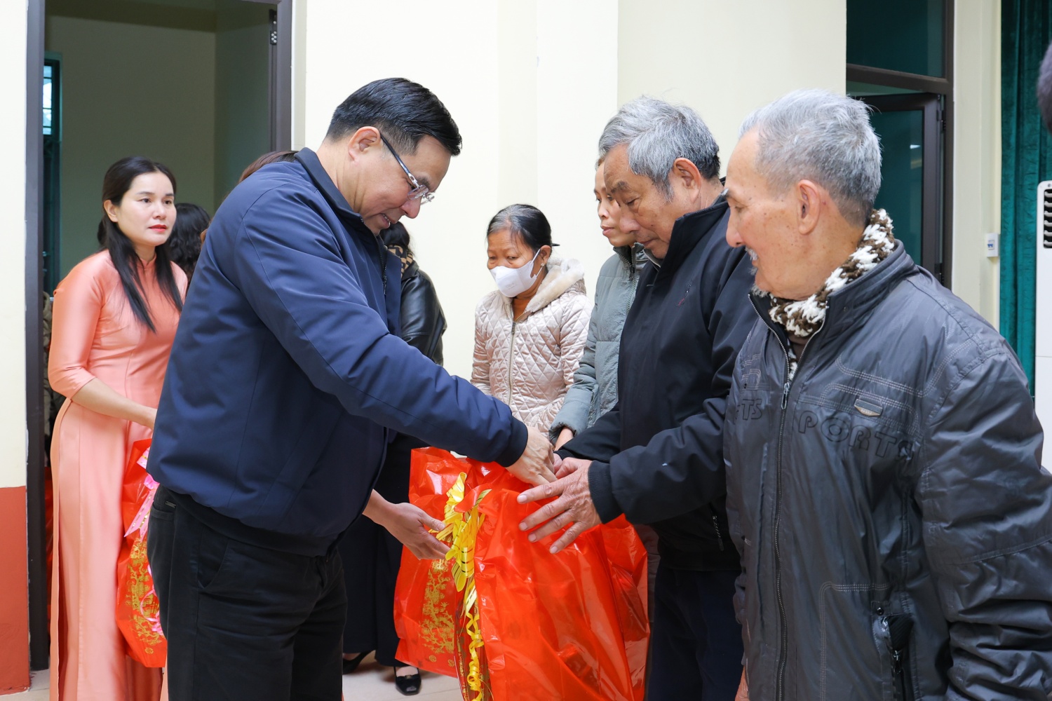 Đồng chí Lê Mạnh Hùng, Ủy viên Trung ương Đảng, Quyền Bộ trưởng Bộ Công Thương trao quà Tết cho bà con nhân dân.