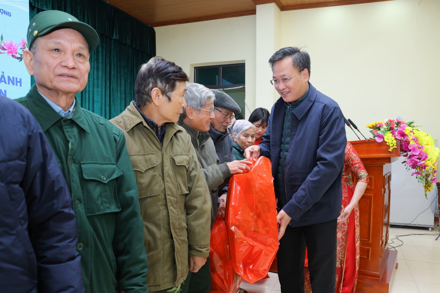 Đồng chí Nguyễn Hữu Nghĩa, Ủy viên Trung ương Đảng, Bí thư Tỉnh ủy Hưng Yên trao quà Tết cho bà con nhân dân.