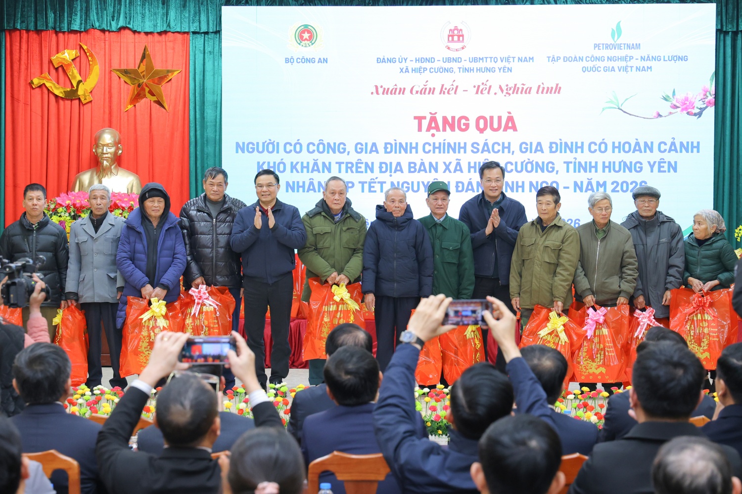 Đồng chí Lê Mạnh Hùng và đồng chí Nguyễn Hữu Nghĩa trao quà Tết cho người có công, đại diện gia đình chính sách, gia đình có hoàn cảnh khó khăn.