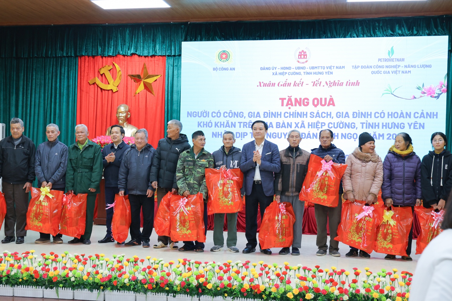 Đồng chí Phạm Quang Ngọc, Ủy viên Trung ương Đảng, Chủ tịch UBND tỉnh Hưng Yên và đồng chí Lê Ngọc Sơn, Bí thư Đảng ủy, Chủ tịch HĐTV Petrovietnam tặng quà Tết cho bà con nhân dân.