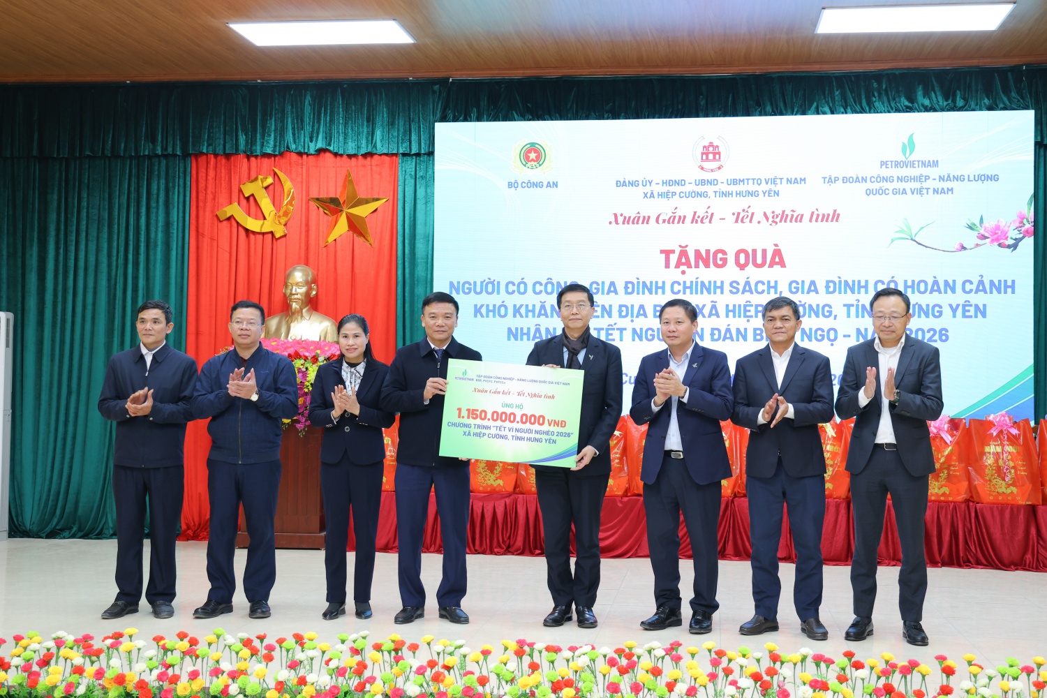 Đồng chí Trần Quang Dũng, Phó Bí thư thường trực Đảng ủy Petrovietnam cùng lãnh đạo các đơn vị thành viên trao hỗ trợ chương trình 