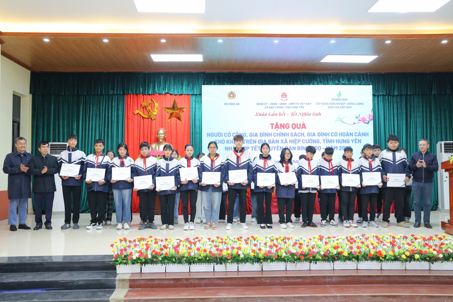 Lãnh đạo Petrovietnam trao học bổng cho các em học sinh vượt khó, đạt thành tích xuất sắc trong học tập của Trường THCS Hiệp Cường 1.