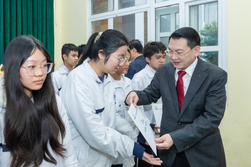 Thành viên HĐTV Petrovietnam Phạm Tuấn Anh thực hiện nghi thức kéo băng khánh thành phòng thực hành giáo dục STEM tại Trường THPT Chuyên Thái Bình; đồng thời trao 30 suất học bổng cho các em học sinh tiêu biểu Trường THPT Chuyên Thái Bình và Trường THPT Bắc Đông Quan.