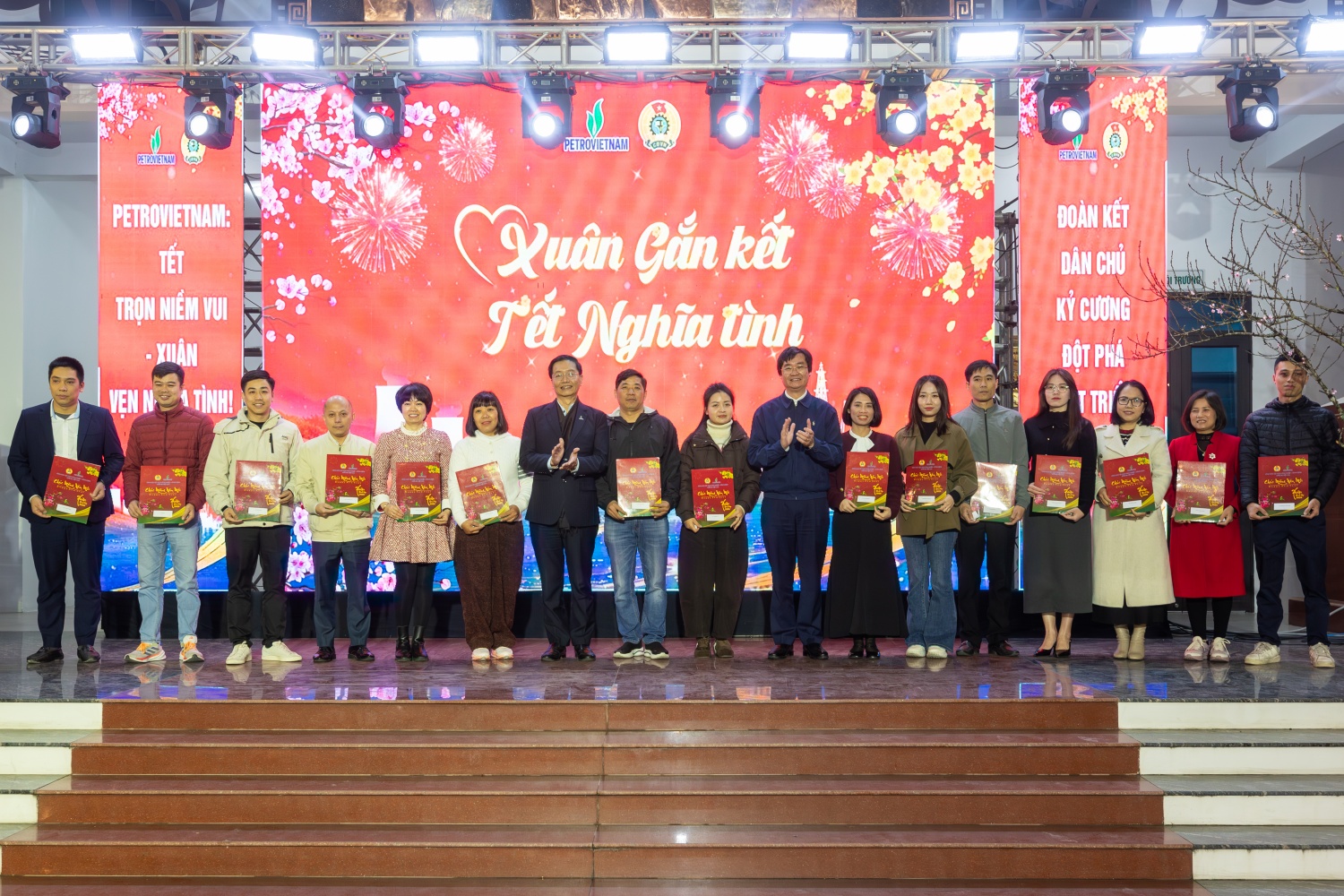 Nụ cười rạng rỡ của người lao động Petrovietnam khi nhận quà Tết.