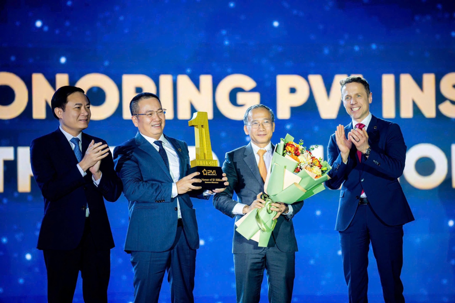 Đồng chí Lê Ngọc Sơn - Bí thư Đảng ủy, Chủ tịch HĐTV Petrovietnam chúc mừng PVI là doanh nghiệp bảo hiểm phi nhân thọ đầu tiên và duy nhất tại Việt Nam đạt mốc 1 tỷ USD tổng doanh thu.