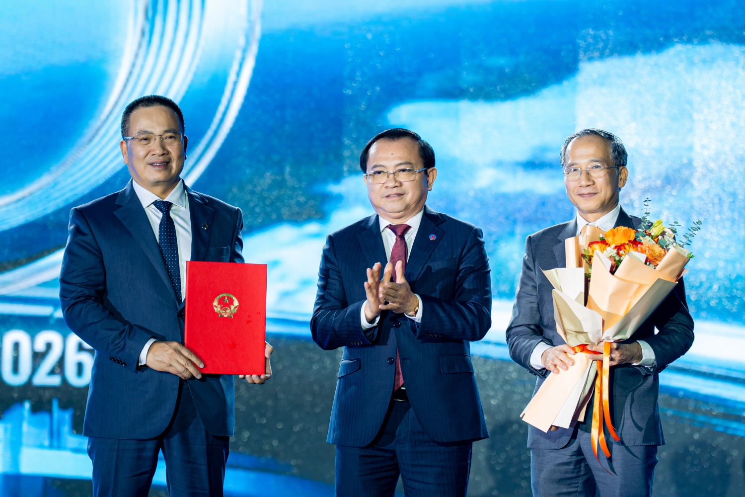 Ông Dương Thanh Francois-Chủ tịch HĐTV và ông Phạm Anh Đức - Tổng giám đốc Bảo hiểm PVI nhận QĐ tăng vốn điều lệ lên 5000 tỷ từ ông Lê Tấn Cận - Thứ trưởng Bộ Tài chính