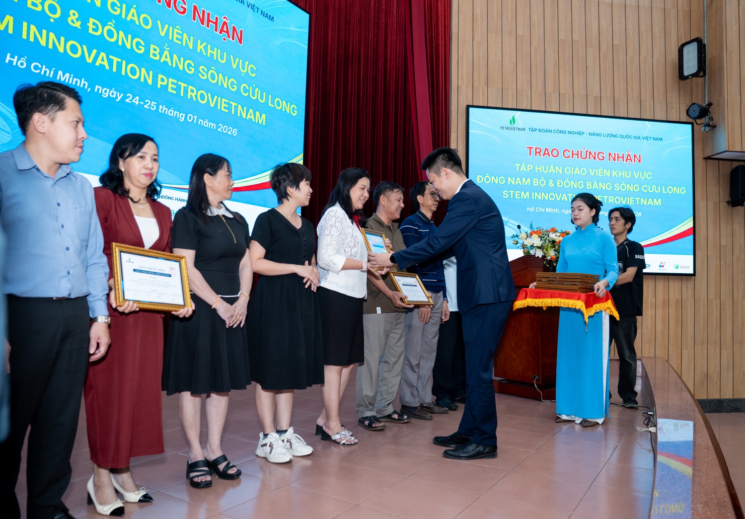 Ông Phan Sỹ Linh trao chứng nhận hoàn thành tập huấn cho các giáo viên.