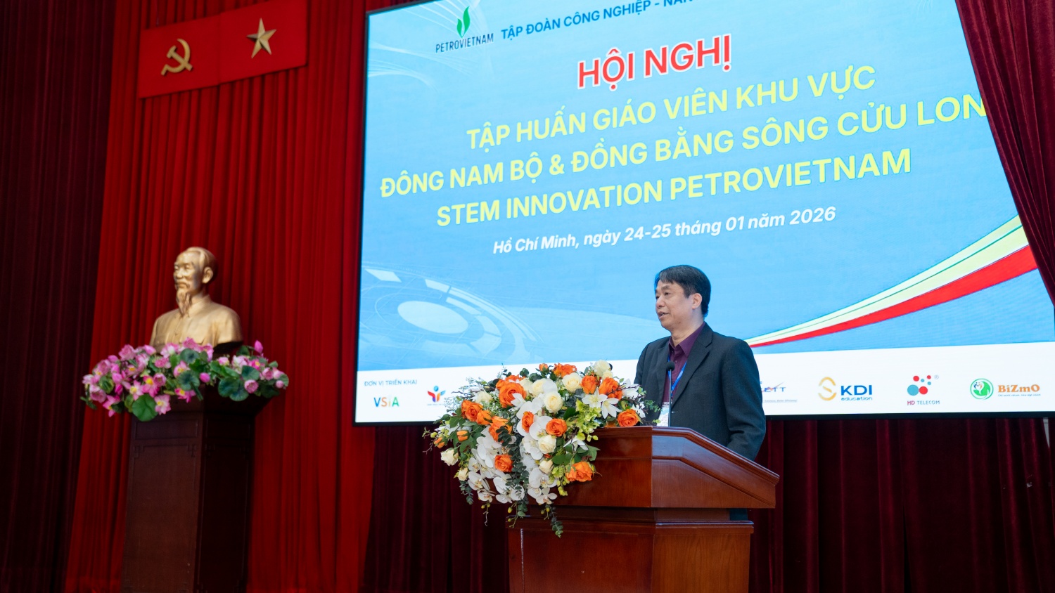 Kỹ sư Đỗ Hoàng Sơn (Liên minh STEM) phát biểu tại hội nghị.