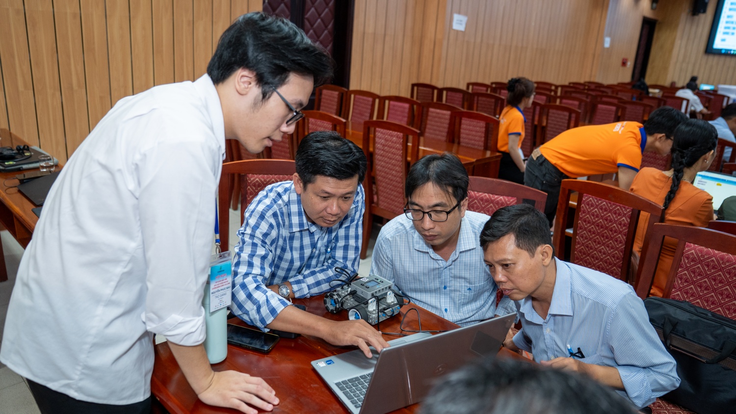 Các giáo viên thực hành lắp ráp robot.