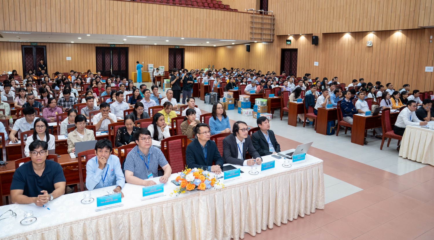 Hội nghị thu hút sự tham gia của 192 giáo viên đến từ 21 trường THCS, THPT của 7 tỉnh/thành phố khu vực Đông Nam Bộ và ĐBSCL.