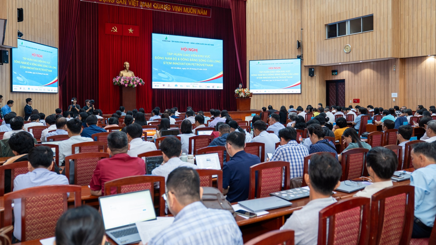 Toàn cảnh hội nghị.