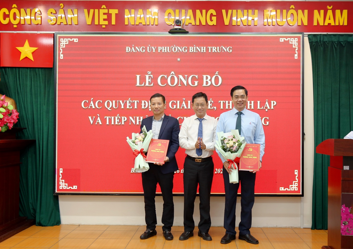 Đồng chí Trần Quốc Trung, Bí thư Đảng ủy phường Bình Trưng trao Quyết định tiếp nhận Đảng bộ PVMR