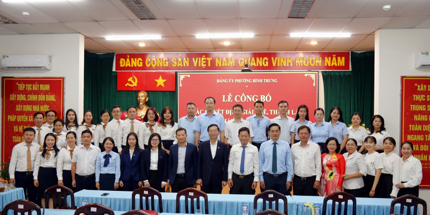 Các đại biểu tham dự buổi lễ
