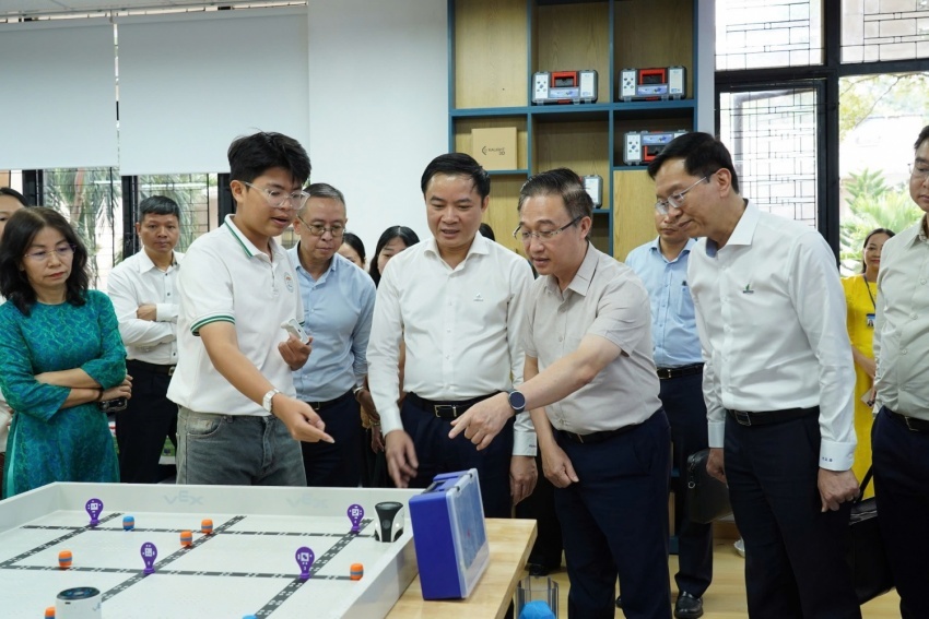 Đồng chí Đặng Minh Thông, Phó Bí thư Thành ủy TP HCM; đồng chí Lê Ngọc Sơn - Bí thư Đảng ủy, Chủ tịch HĐTV Petrovietnam; đồng chí Trần Quang Dũng - Phó Bí thư thường trực Đảng ủy Petrovietnam và các đại biểu tham quan phòng STEM do Petrovietnam tài trợ tại Trường THPT Châu Thành (TP HCM)