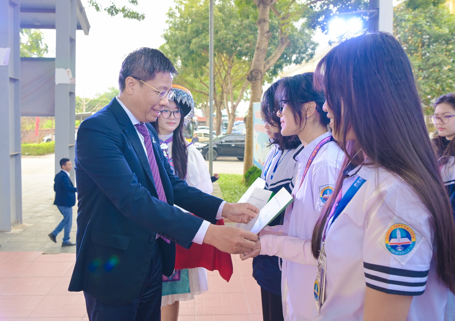 Thành viên HĐTV Petrovietnam Nguyễn Văn Mậu trao học bổng cho các em học sinh đạt thành tích cao trong học tập.