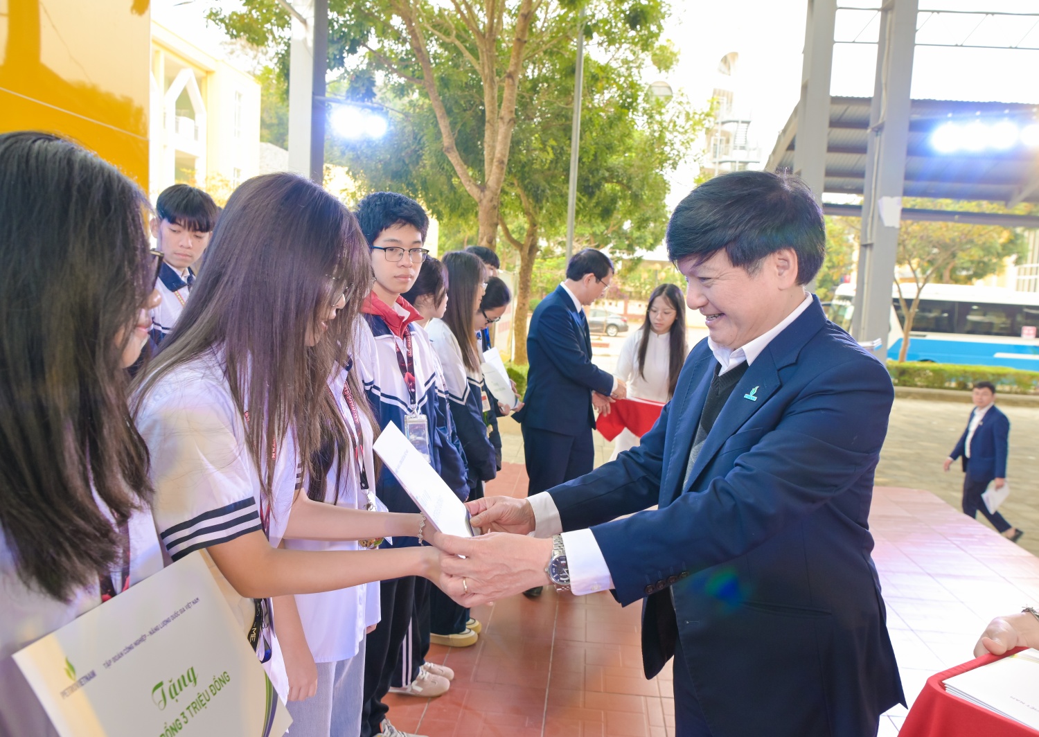 Ông Lê Anh Chiến - Phó Trưởng Ban Tuyên giáo và Dân vận Đảng ủy Petrovietnam tặng học bổng cho các em học sinh hoàn cảnh khó khăn có thành tích xuất sắc trong học tập.