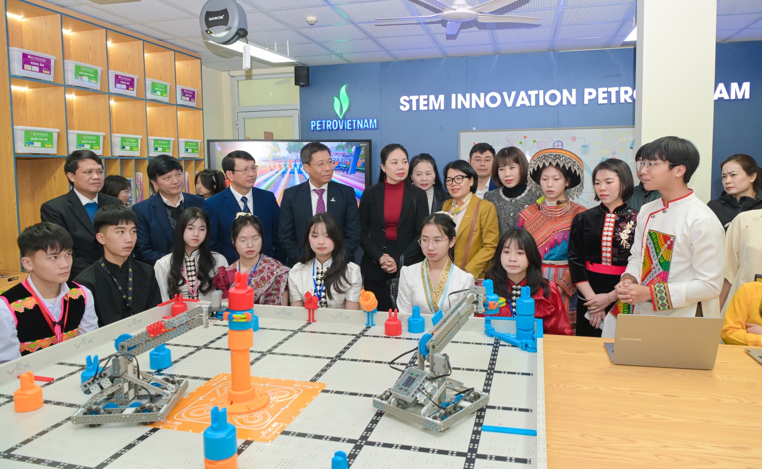 Đoàn công tác Petrovietnam tham quan phòng STEM tại Trường THPT Chuyên Sơn La.