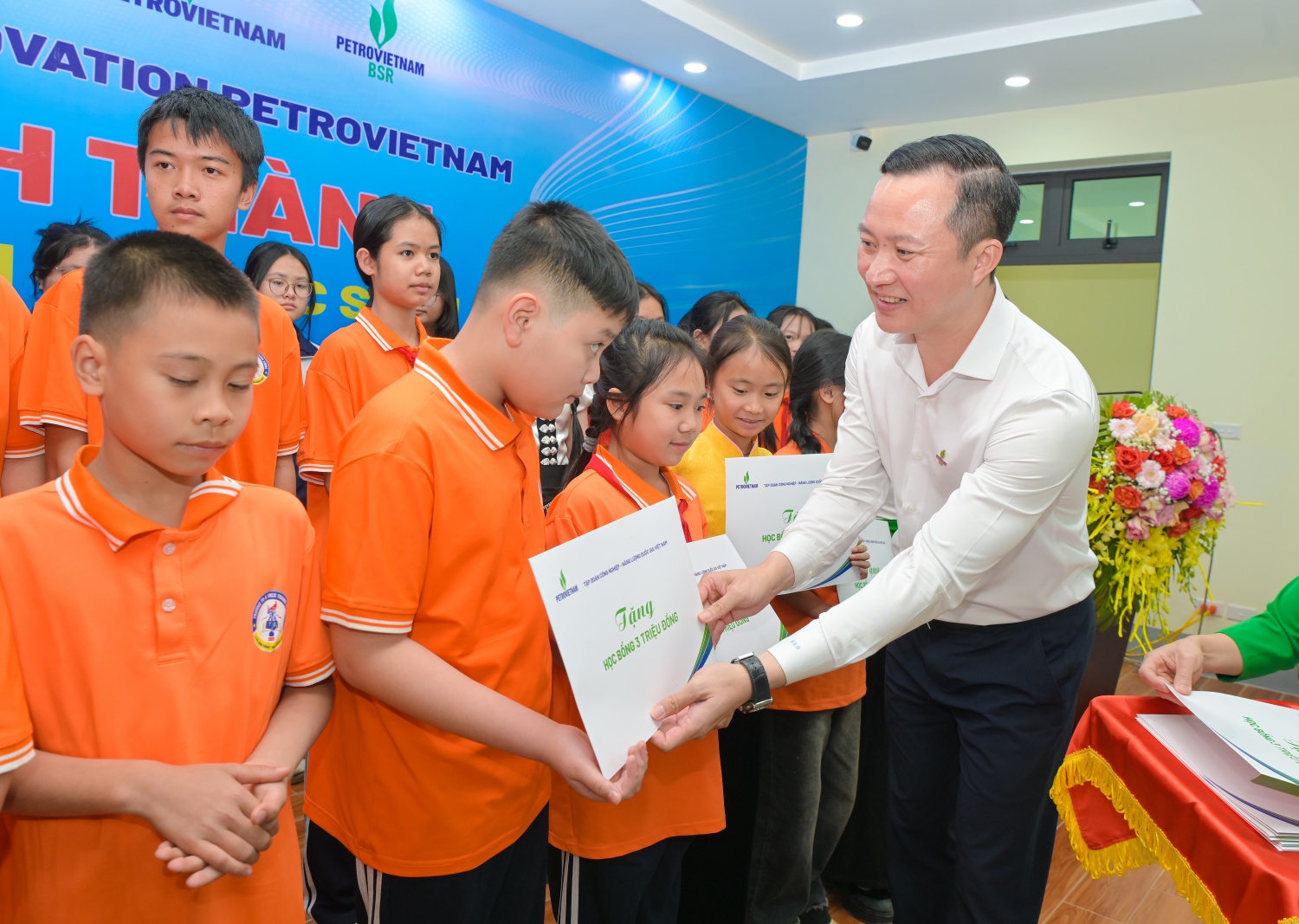 Ông Phạm Minh Nghĩa - Phó Tổng Giám đốc BSR tặng học bổng cho các em học sinh có thành tích cao trong học tập.
