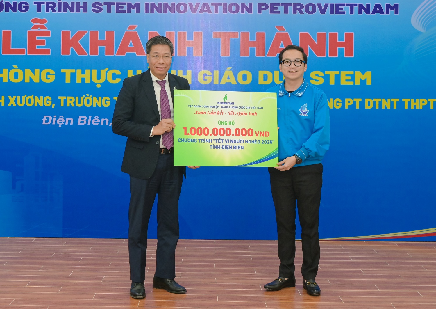 Ông Nguyễn Văn Mậu - Thành viên HĐTV Petrovietnam trao biểu trưng ủng hộ chương trình “Tết vì người nghèo 2026” tại tỉnh Điện Biên và Sơn La.