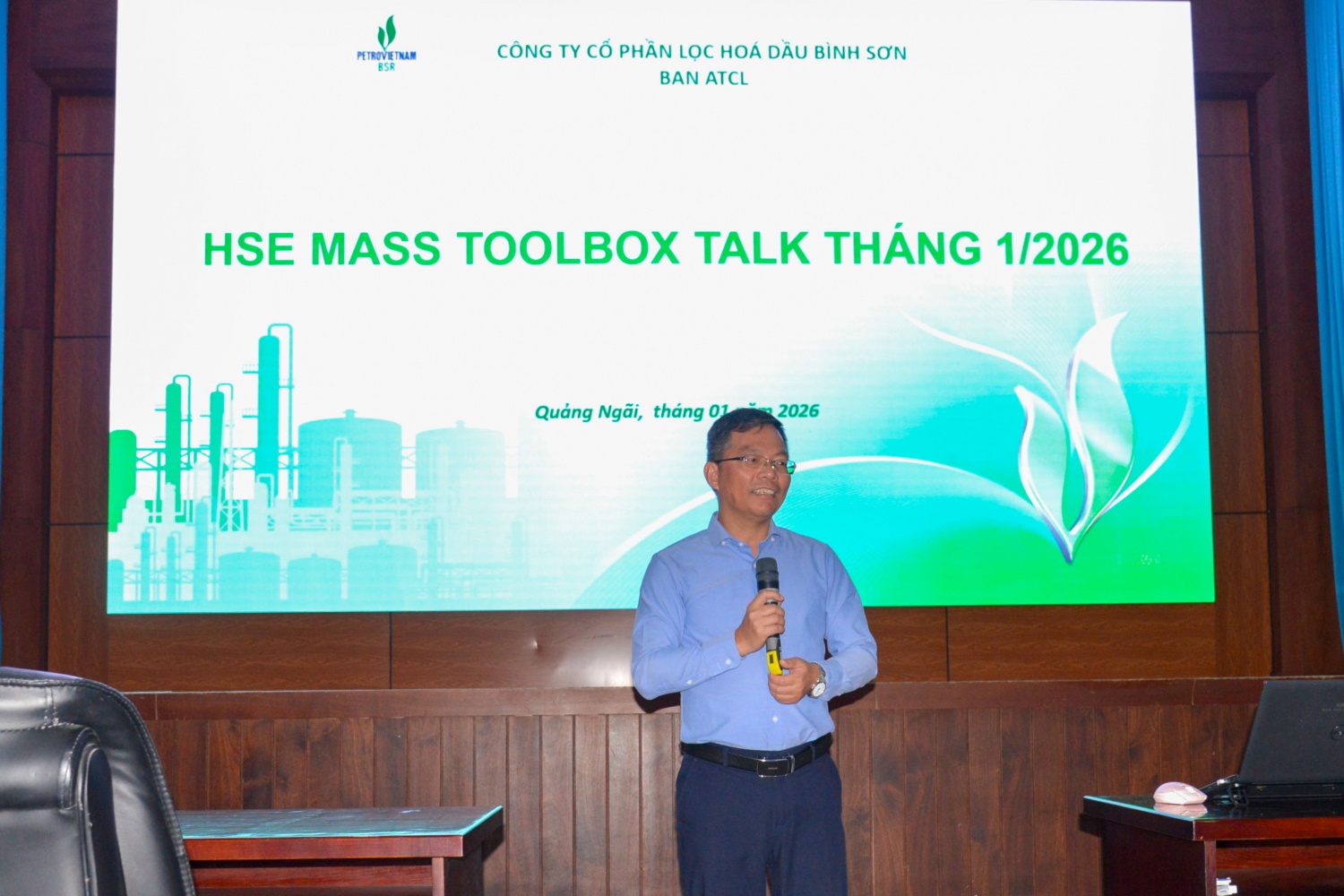 Ông Cao Tuấn Sĩ - Giám đốc NMLD Dung Quất chia sẻ các thông tin và lưu ý trong công tác đảm bảo an toàn cho Nhà máy. Trong đó, Giám đốc NMLD Dung Quất nhấn mạnh văn hóa an toàn “Làm đúng ngay từ đầu”.