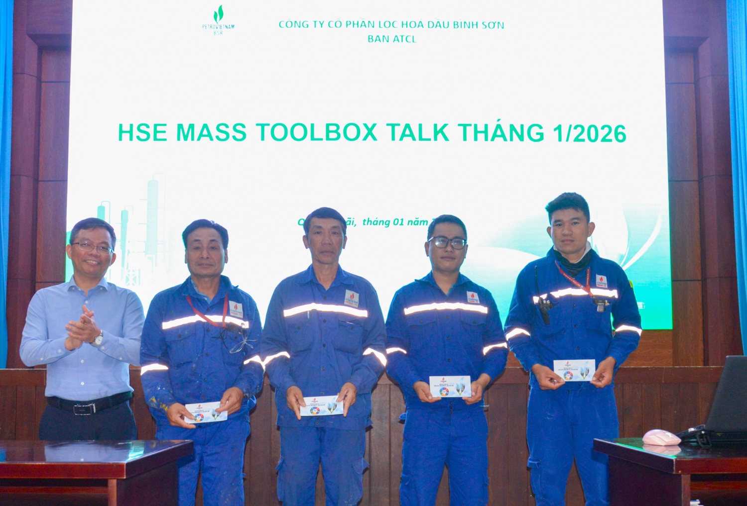 Đại diện BSR khen thưởng cho các cá nhân của nhà thầu có thành tích trong công việc và đảm bảo an toàn lao động.
