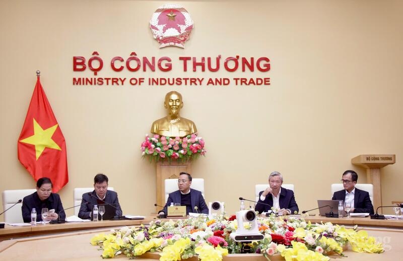 Bộ Công Thương họp Tổ soạn thảo sửa đổi Luật Điện lực. Thứ trưởng Nguyễn Hoàng Long (giữa) chủ trì cuộc họp.
